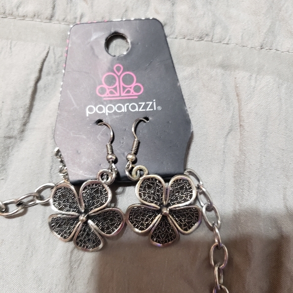Paparazzi Silver Mesh Flower Statement Necklace & Earring Set - Picture 15 of 16